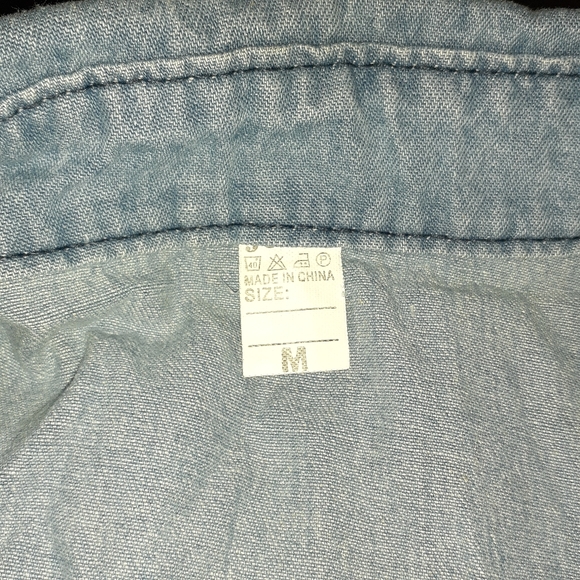 DENIM BUTTON DOWN SHIRT SIZE M - Picture 5 of 7